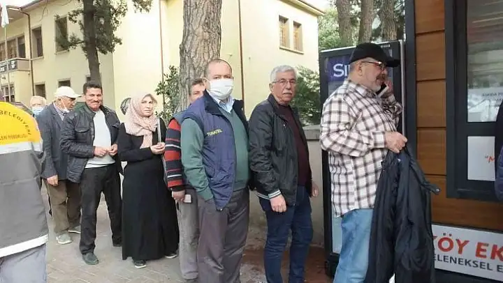 Burhaniye'de Büyükşehir pidesi yoğun ilgi gördü