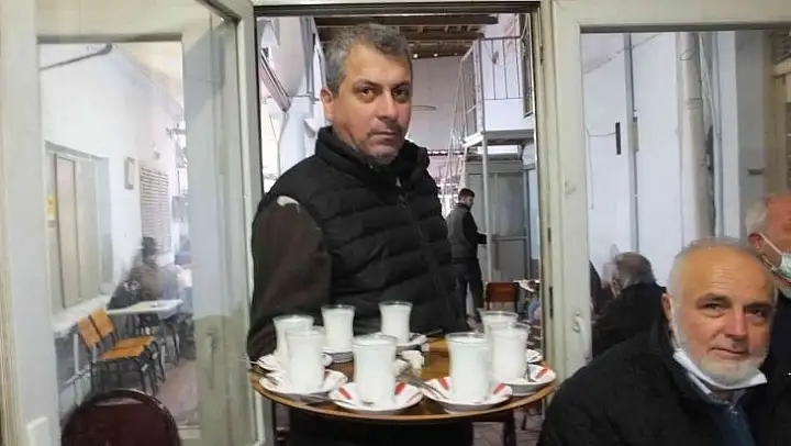 Burhaniye'de çay yerine süt tercih ediyor