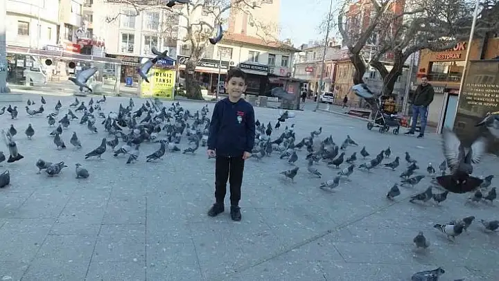 Burhaniye'de çocukların güvercin sevgisi