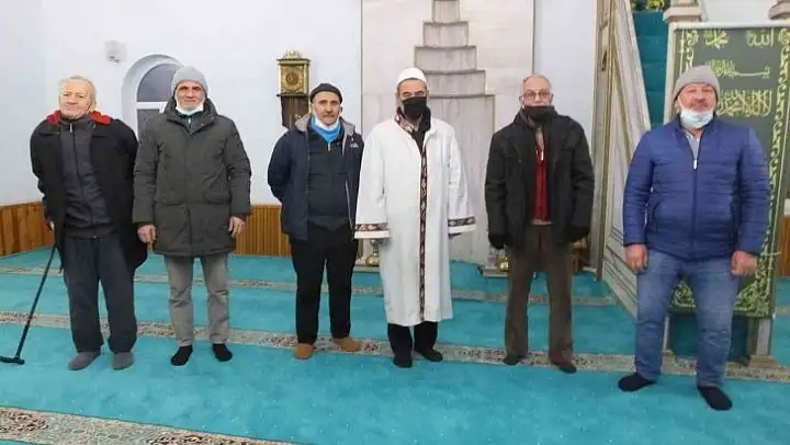 Burhaniye'de dondurucu soğuk cemaate engel olmadı