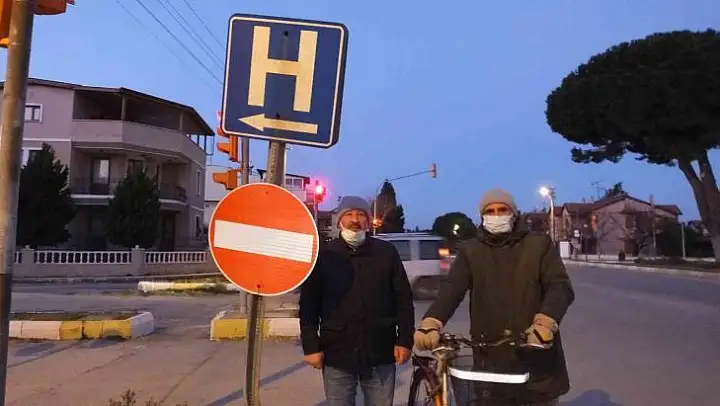 Burhaniye'de duyarlı vatandaşların tabela tepkisi