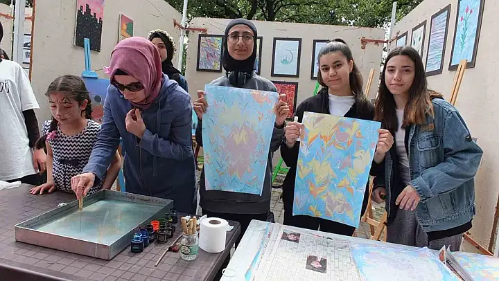 Burhaniye'de ebru sanatına yoğun ilgi