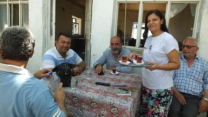 Burhaniye'de Fatma Kaya köyünde kahvehane işletiyor