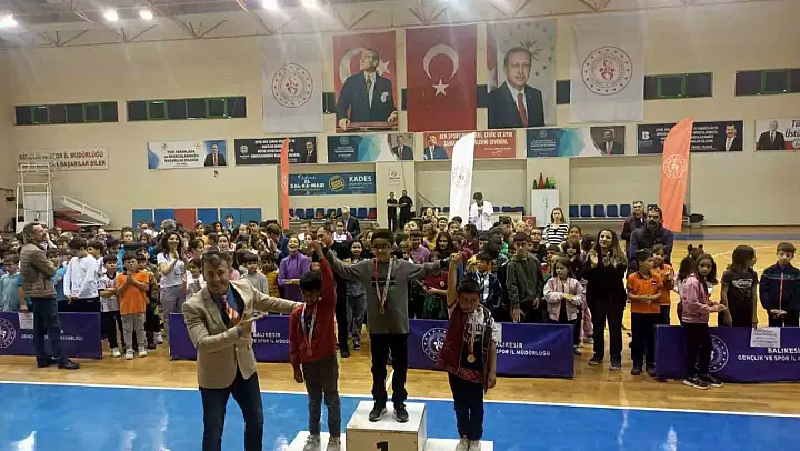 Burhaniye'de Geleneksel Çocuk Oyunları ödül töreni