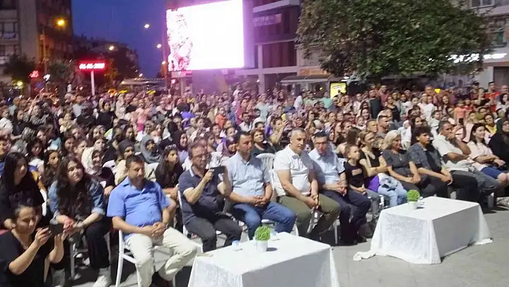 Burhaniye'de Halk Oyunları ve Dans Gecesi coşkusu