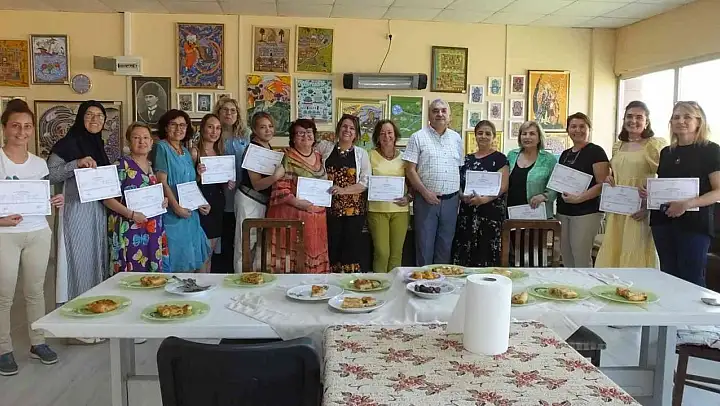 Burhaniye'de kadın ressamlar belgelerini aldı