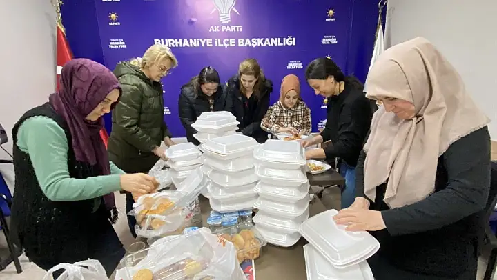Burhaniye'de kadınlar depremzedeler için gıda paketi hazırlıyorlar