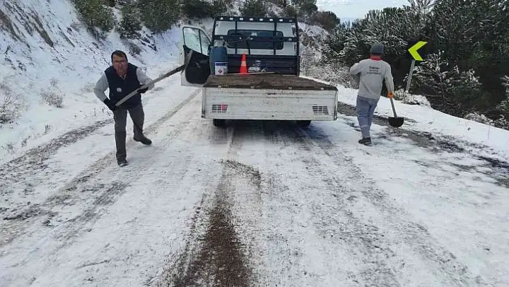 Burhaniye'de karlı yollar açılıyor
