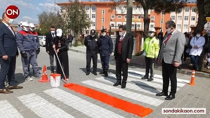 Burhaniye'de Kaymakam Memiş öğrencilerle kırmızı çizgi çizdi