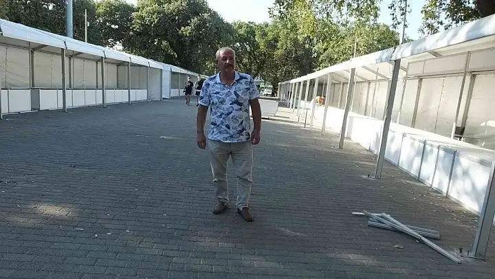 Burhaniye'de kitap fuarı için stantlar kuruldu
