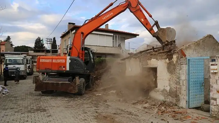 Burhaniye'de metruk binalar yıkılıyor