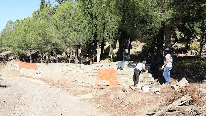 Burhaniye'de mezarlıklara bakım