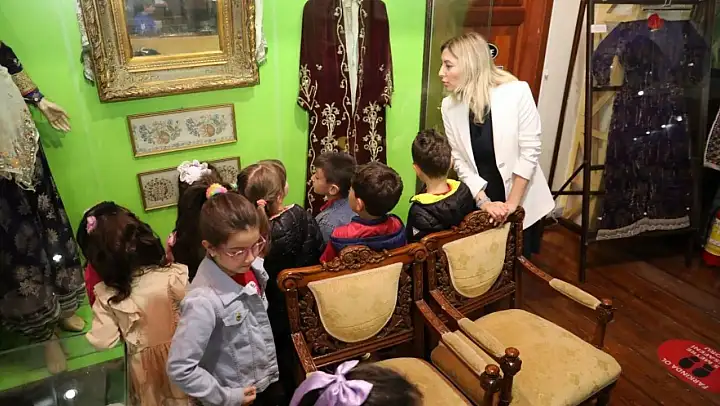 Burhaniye'de minik öğrencilerden müze ziyareti
