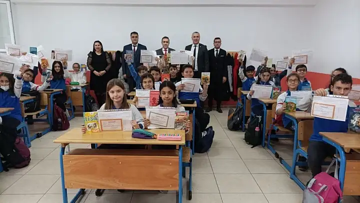 Burhaniye'de öğrencilerin karne sevinci