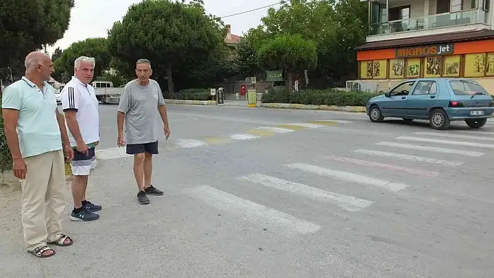 Burhaniye'de şaka gibi yaya geçidi
