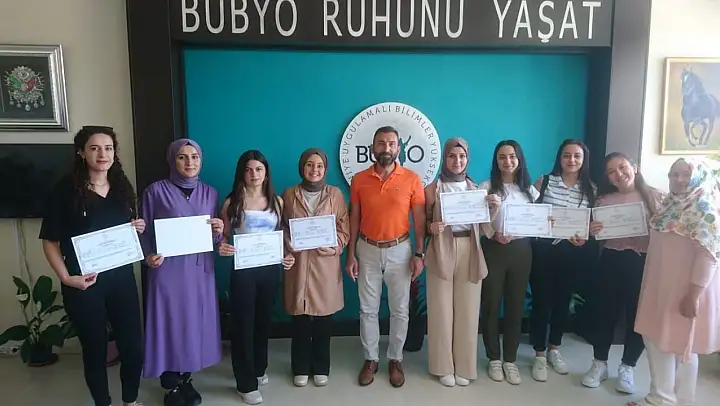 Burhaniye'de üniversiteli gençler işaret dilini öğrendi