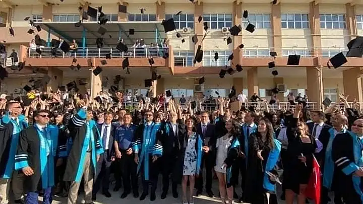 Burhaniye'de üniversiteli gençlerin mezuniyet coşkusu