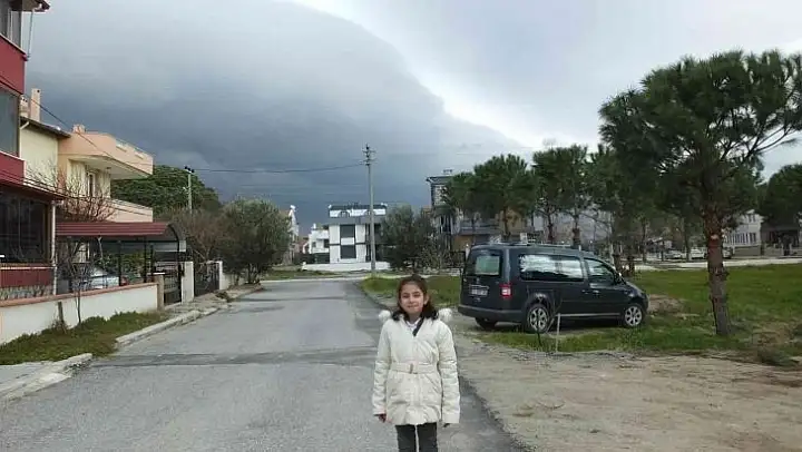 Burhaniye'de yağmur bulutları ilgi çekti