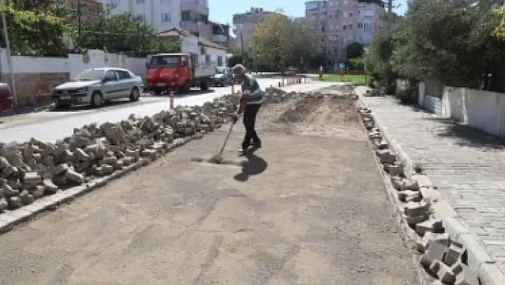 Burhaniye'de yol yapım çalışmaları aralıksız devam ediyor