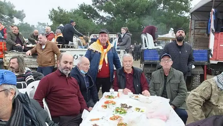 Burhaniye'de Yörük atkıları devecilere süs oldu