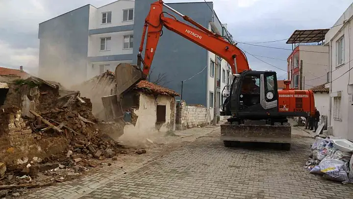Burhaniye metruk binalardan kurtuluyor