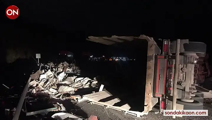 Bursa-Ankara karayolunda hurda yüklü tır devrildi: 1 yaralı