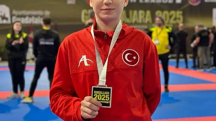 Bursa Büyükşehir Belediyespor Nisanur Çakır'dan gümüş madalya