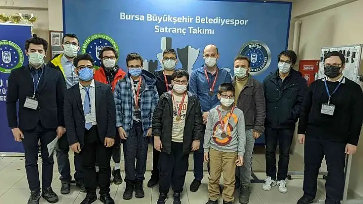Bursa Büyükşehir Belediyesporlu satranççılardan 18 madalya