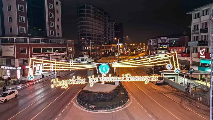 Bursa caddeleri 'Ramazan' için süslendi