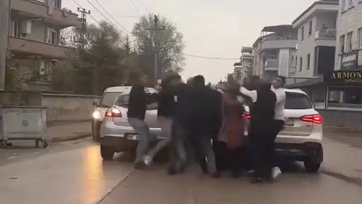 Bursa'da 'yol verme' kavgası: Sürücüler ve yolcular birbirine girdi