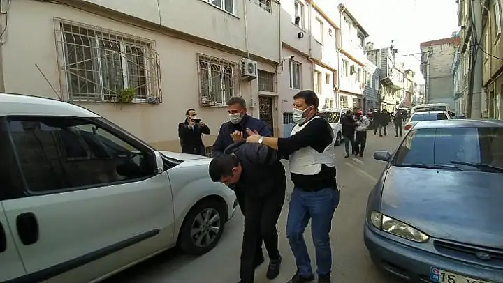 Bursa'da alacaklıları kapıya dayanınca pompalı tüfekle kendini eve kitledi