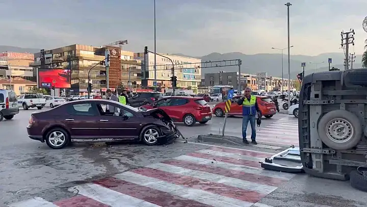 Bursa'da ambulans kaza yaptı: 1'i sağlık personeli 3 kişi yaralandı