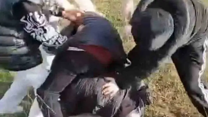 Bursa'da aralarına aldıkları çocuğu darp edip kameraya aldılar