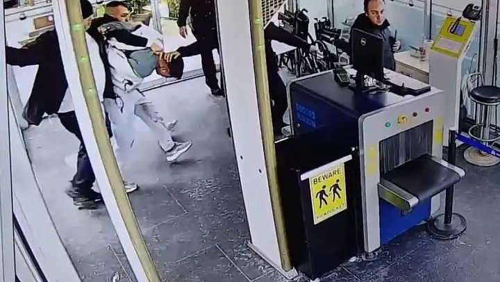 Bursa'da aranması olan şahıs tatil dönüşü sürprizle karşılandı: 'Doğukan gel. Asayiş Polisi'
