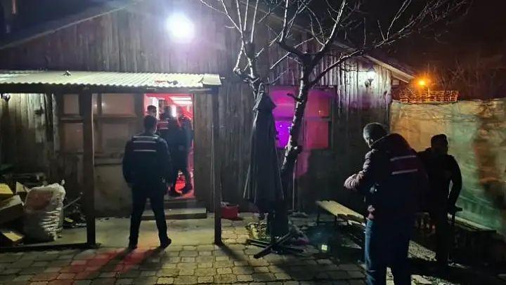 Bursa'da bağ evini eğlence mekanına çevirdiler, baskından kaçamadılar