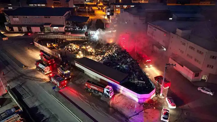 Bursa'da çöp toplama merkezinde çıkan yangın kontrol altına alındı