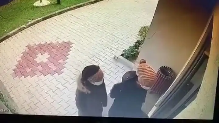 Bursa'da evin kapısını kartla açtılar, binlerce lira çalıp kayıplara karıştılar