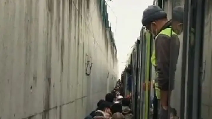 Bursa'da fırtına sebebiyle metro arıza yaptı, yolcular tahliye edildi