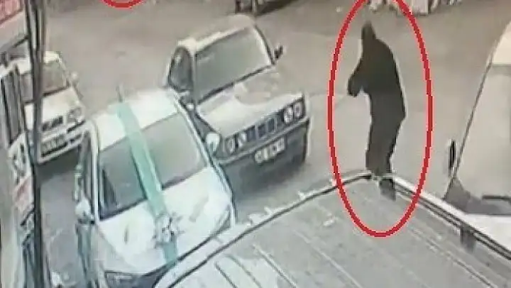 Bursa'da güpegündüz sokak ortasında silahlı çatışma anı kameralarda