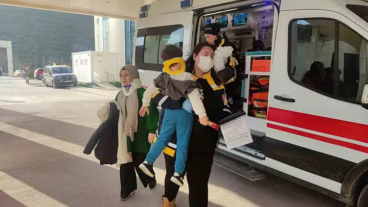 Bursa'da hafif ticari araç ile otomobil çarpıştı: 5 yaralı