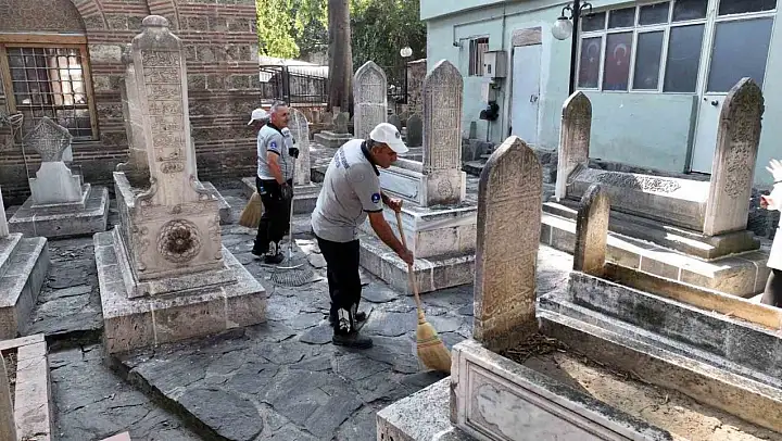 Bursa'da hazireler ecdada yakışır hale getiriliyor