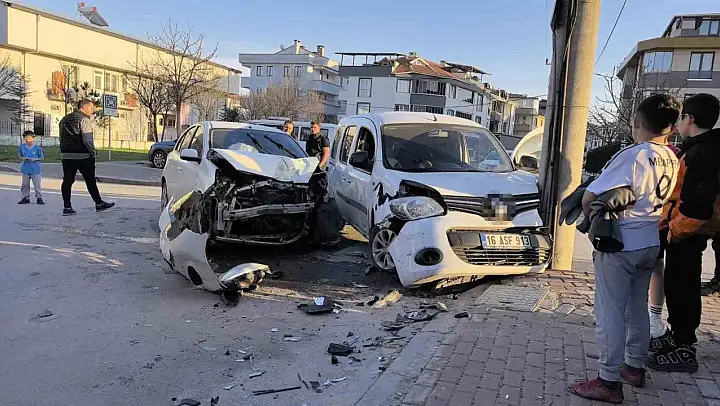 Bursa'da iki araç çarpıştı: 1 yaralı