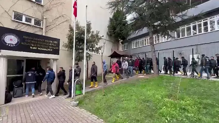 Bursa'da kaçak göçmen operasyonu: 47 göçmen yakalandı, 4 şüpheli gözaltına alındı