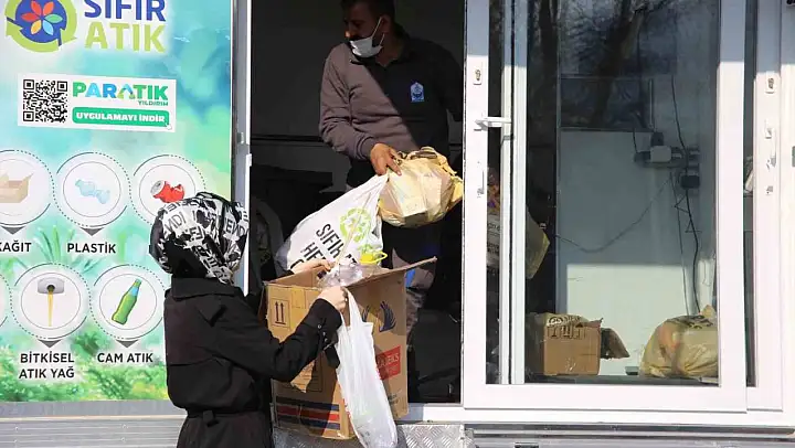 Bursa'da kadınlar, geri dönüşümle evlerine katkıda bulunuyor
