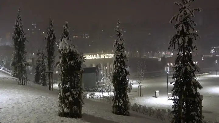 Bursa'da kar yağışının keyfini yine çocuklar çıkardı