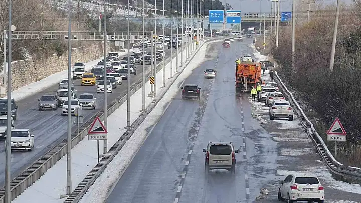 Bursa'da kardan kapanan Mudanya yolu açıldı
