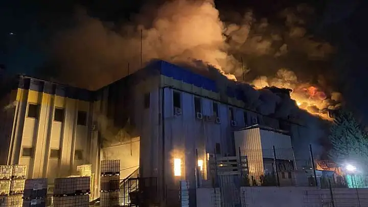 Bursa'da kimya fabrikasında yangın çıktı, patlamalar yaşanıyor