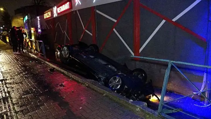 Bursa'da kontrolden çıkan otomobil yan yolu uçtu: 1 ölü, 1 yaralı