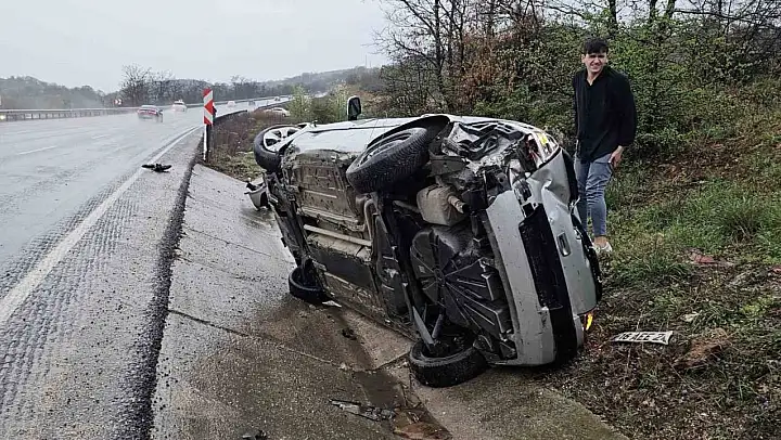 Bursa'da kontrolden çıkan otomobil kanala devrildi: 2 yaralı