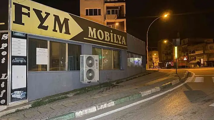 Bursa'da kontrolden çıkan servis minibüsü mobilyacıya girdi